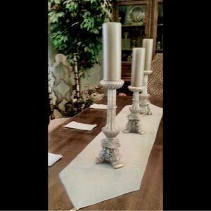 Table runner with burgundy tassels and 6 napkins. Linen blend.